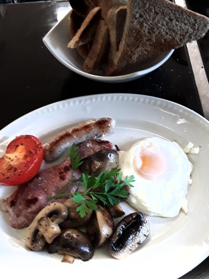 The Mitre Inn Witheridge Esterno foto